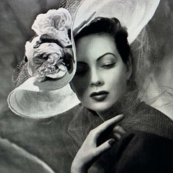 Don't let today be a waste of hair and makeup🫦 - Picture 5 of 14